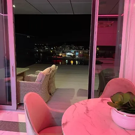 Faltom 26 Yacht Park Z Tarasem Parking גדינייה